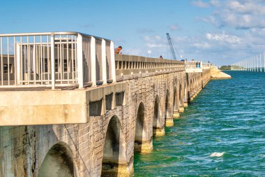 KEYS Adaları, FL - 21 Şubat 2016: Güneşli bir günde Deniz aşırı Karayolu Köprüsü