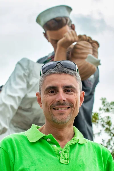 Feliz Hombre Sonriente Frente Escultura Beso Rendición Incondicional Florida —  Fotos de Stock