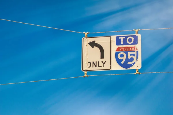 Interstate Schild Gegen Blauen Himmel — Stockfoto