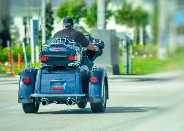 Wielen Motor Aangedreven Door Een Rijder — Stockfoto