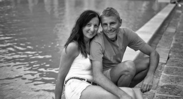 Belo Casal Pessoas Década Cinquenta Relaxante Lado Piscina — Fotografia de Stock