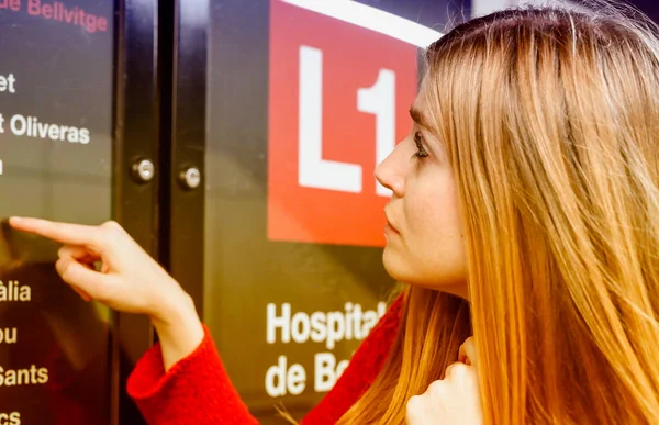 Ragazza Che Cerca Mappa Della Metropolitana Una Stazione Della Metropolitana — Foto Stock