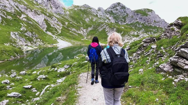 Visão Traseira Família Durante Uma Viagem Montanha Longo Alpes Italianos — Fotografia de Stock