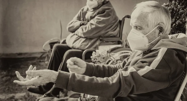 Starší Pár Důchodců Čekajících Dávku Vakcíny Venku — Stock fotografie