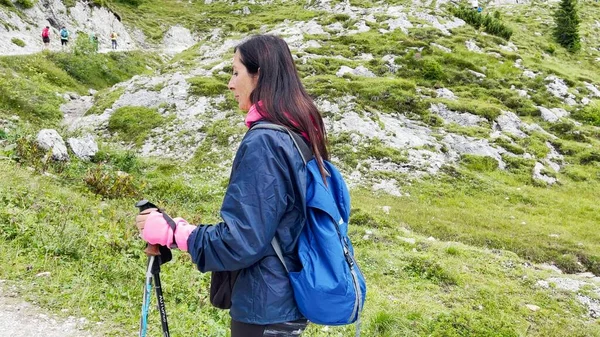 Mulher Durante Uma Excursão Trilha Montanha Temporada Verão — Fotografia de Stock