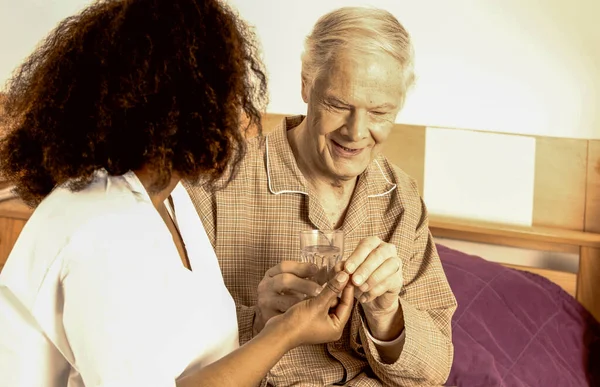 Älterer Mann Nimmt Pillen Von Krankenschwester Krankenhausbett — Stockfoto