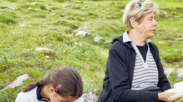 Famiglia Rilassarsi Pranzare Dopo Escursione Montagna — Foto Stock