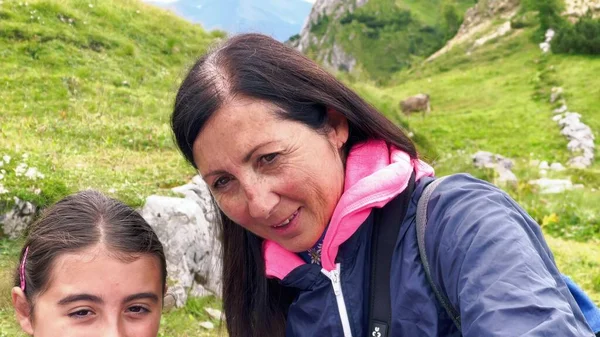 Kvinna Och Dotter Tar Selfies Ett Bergslandskap — Stockfoto