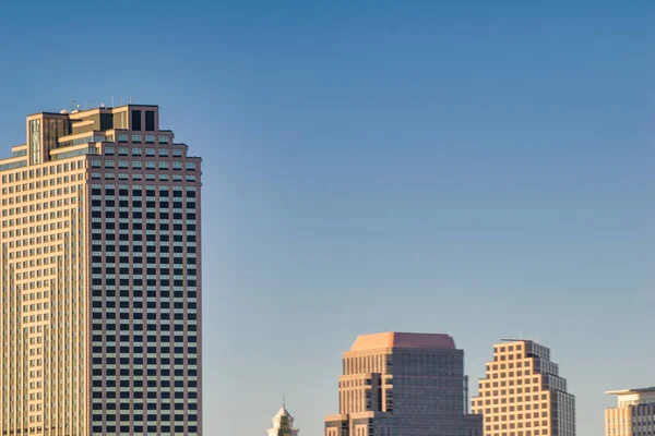 路易斯安那州蓝天映衬下的新奥勒瓦茨大楼 — 图库照片