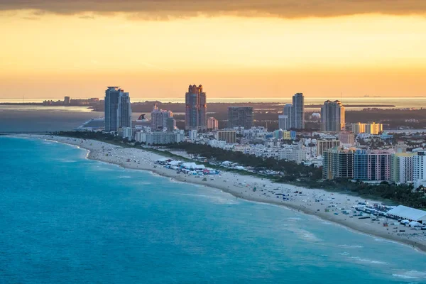 Flygfoto Över Miami Skyline Och Höga Skyskrapor Från Helikopter Vid — Stockfoto