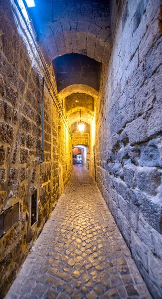Wąska Uliczka Nocy Orvieto Małe Średniowieczne Miasteczko Środkowych Włoszech — Zdjęcie stockowe