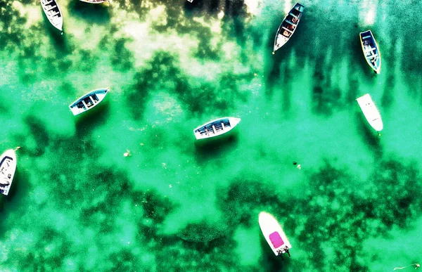 Gyönyörű Türkizkék Óceán Víz Csónak Vízen Felülnézet Légi Fénykép — Stock Fotó