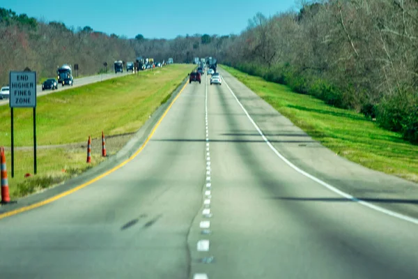 Jadąc Autostradą Międzystanową Luizjany Słoneczny Dzień Ruch Samochodowy — Zdjęcie stockowe