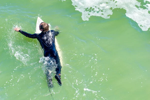 2016年2月16日 サーファーが波に逆らう — ストック写真