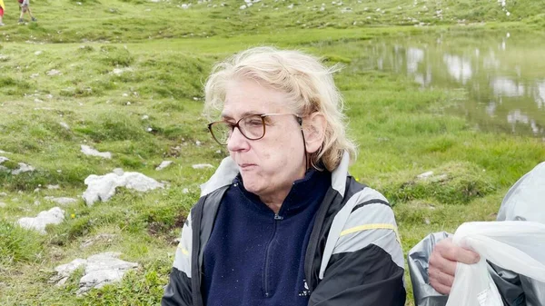 Familie Ontspannen Lunchen Een Bergtocht — Stockfoto