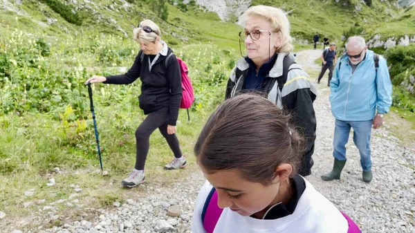 Perhe Vuoristoretkellä Pitkin Italian Alppeja Kesäkausi — kuvapankkivalokuva