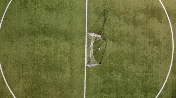 空旷的足球场的空中景观 俯冲4K镜头 — 图库照片