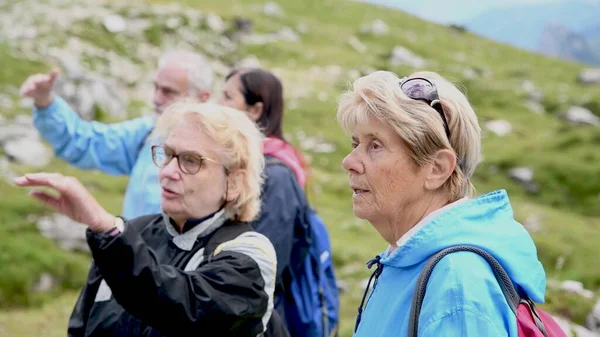 Familienausflug Entlang Einer Wunderschönen Berglandschaft Der Sommersaison Leute Die Über — Stockfoto