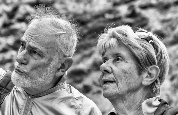 Ouderen Gepensioneerd Echtpaar Ontspannen Het Midden Van Een Bergtocht — Stockfoto