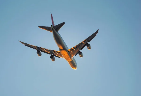 Airplane Low Altitude Departing Airport Sunset — Stock Photo, Image