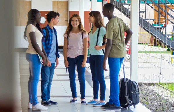Többnemzetiségű Iskolatársak Beszélgetnek Iskola Folyosóján — Stock Fotó