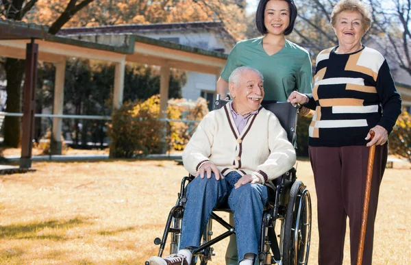 Oudere Mensen Rehab Faciliteit Tuin Met Verpleegkundige — Stockfoto