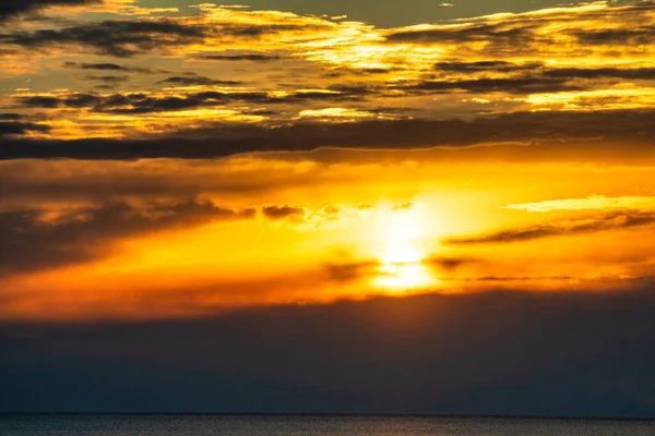 Incrível Céu Amarelo Pouco Antes Pôr Sol — Fotografia de Stock