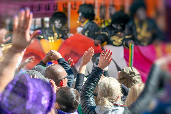 ニューオーリンズパレードマルディグラの群衆 — ストック写真