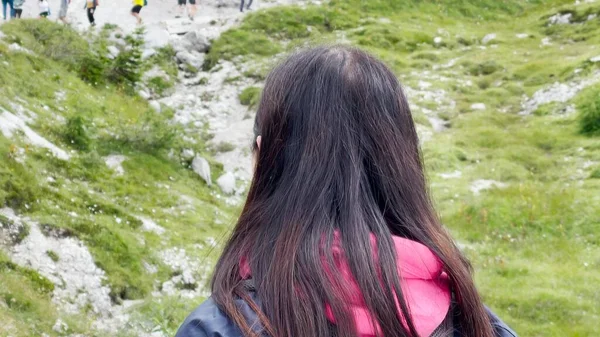 Mulher Durante Uma Excursão Trilha Montanha Temporada Verão — Fotografia de Stock
