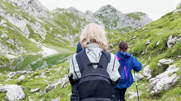 Visão Traseira Família Durante Uma Viagem Montanha Longo Alpes Italianos — Fotografia de Stock