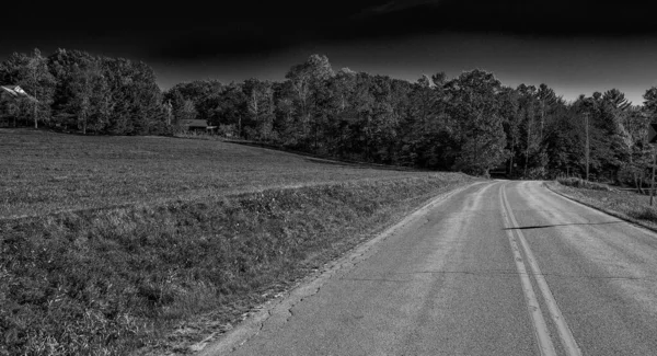 紅葉の季節の田舎道 — ストック写真