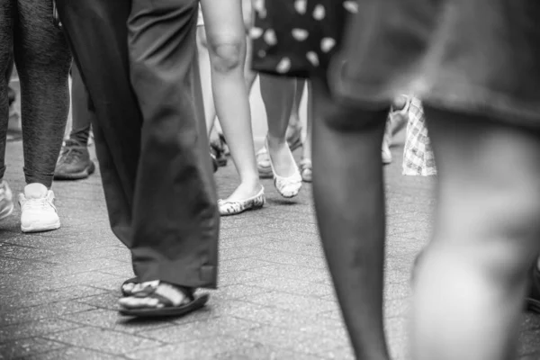 Sétáló Emberek Ázsiai Utcán Részletek Lábakon — Stock Fotó