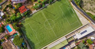Uçan bir İHA 'dan görüldüğü gibi futbol sahası. Yüksek bakış açısı