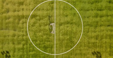 Uçan bir İHA 'dan görüldüğü gibi futbol sahası. Yüksek bakış açısı