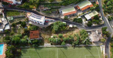 Uçan bir İHA 'dan görüldüğü gibi futbol sahası. Yüksek bakış açısı