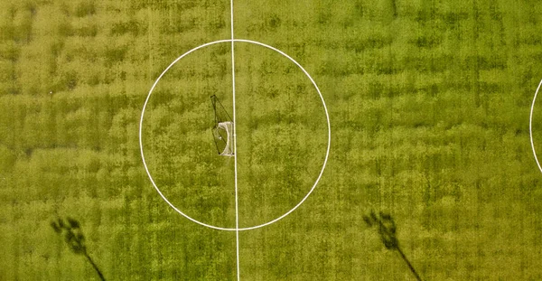 从一架无人驾驶飞机上看到的足球场高观 — 图库照片