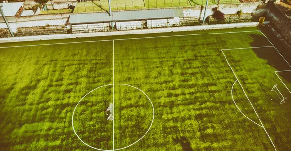 飛行中のドローンから見たサッカー場 高い視点 — ストック写真