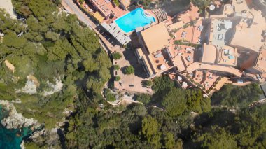 İtalya 'nın yaz mevsiminde Capri Adası kıyı şeridini inanılmaz bir şekilde görüyoruz. Drone bakış açısı.