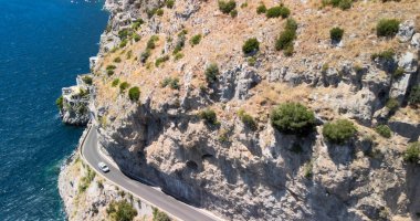 İtalya 'nın yaz mevsiminde güzel Amalfi Sahili' nin muhteşem hava manzarası. Drone bakış açısı.