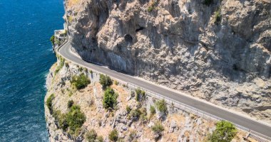 İtalya 'nın yaz mevsiminde güzel Amalfi Sahili' nin muhteşem hava manzarası. Drone bakış açısı.