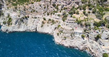 İtalya 'nın yaz mevsiminde güzel Amalfi Sahili' nin muhteşem hava manzarası. Drone bakış açısı.