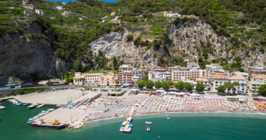 Maiori ve Minori 'nin yaz mevsiminde Amalfi Sahili boyunca inanılmaz hava manzarası. Drone bakış açısı.
