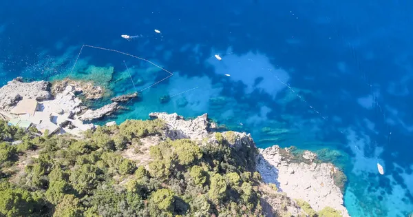 Καταπληκτική Εναέρια Θέα Της Ακτογραμμής Του Νησιού Κάπρι Ιταλία Γωνιακή — Φωτογραφία Αρχείου