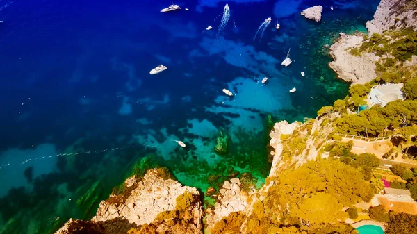夏のシーズン イタリアのカプリ島の海岸線の素晴らしい航空ビュー ドローン視点 — ストック写真