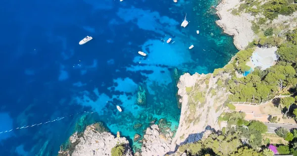 Καταπληκτική Εναέρια Θέα Της Ακτογραμμής Του Νησιού Κάπρι Ιταλία Γωνιακή — Φωτογραφία Αρχείου
