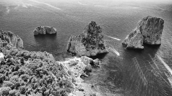 Удивительный Вид Воздуха Скалы Фаральони Над Морем Острове Капри Италия — стоковое фото