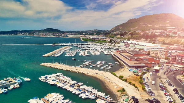 夏のシーズン イタリアのポッツォーリの美しい港の素晴らしい空の景色 ドローン視点 — ストック写真