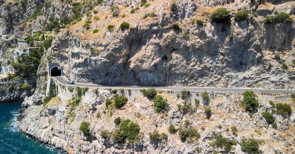 夏のシーズン イタリアのAmalfi海岸沿いのFurore Fjordの素晴らしい航空ビュー ドローン視点 — ストック写真