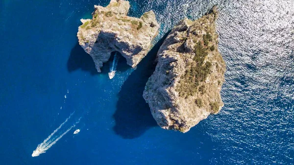 Csodálatos Légi Kilátás Faraglioni Sziklák Tenger Felett Capri Island Olaszország — Stock Fotó