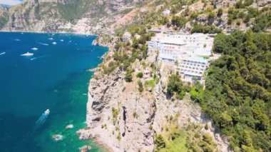İtalya 'nın yaz mevsiminde güzel Amalfi Sahili' nin muhteşem hava manzarası. Drone bakış açısı